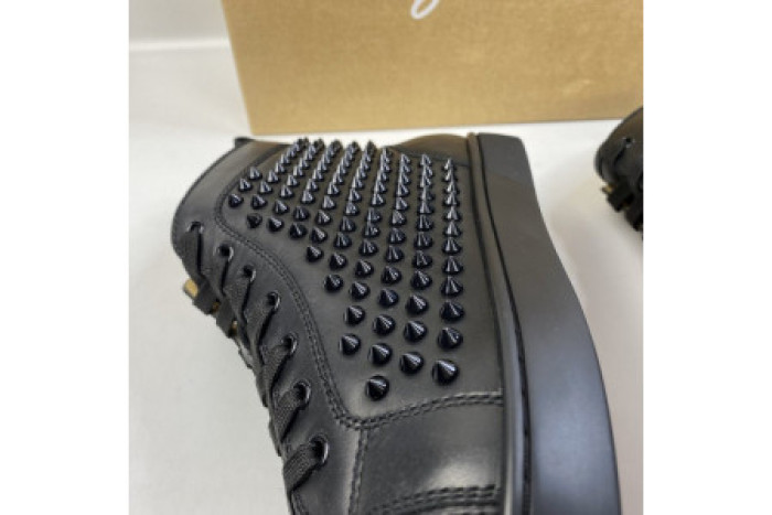 Ch**an louboutin l**is junior spikes